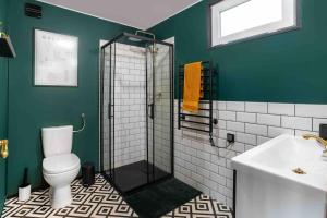 y baño con ducha, aseo y lavamanos. en Tinyhouse with view to Balaton - Liliput Houses en Balatonakarattya