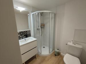 Fotografia z galérie ubytovania T2 bis Confort avec 5 couchages individuels et parking privé v destinácii Villeurbanne