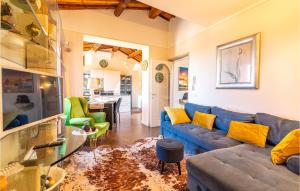 - un salon avec un canapé bleu et des oreillers jaunes dans l'établissement Awesome Apartment In Pescia With Wifi, à Pescia