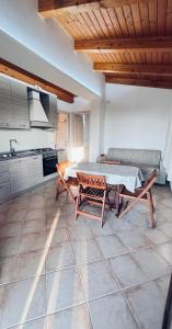 una cucina con tavolo e sedie in una stanza di B&B Casale Pietrantica Tropea a Ciaramiti