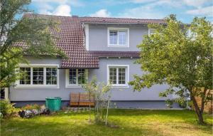 una casa blanca con un banco en el patio en Pet Friendly Home In Hirtenberg With Kitchen, en Hirtenberg