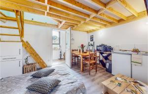 Zimmer mit einem Bett und einer Küche mit einem Tisch in der Unterkunft Cozy Home In Neuilly Le Vendin With Wifi in Neuilly-le-Vendin