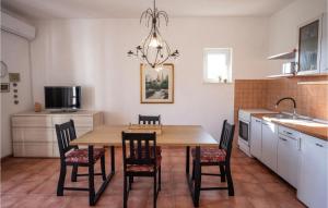 Kuchyň nebo kuchyňský kout v ubytování Two-Bedroom Apartment In Vinisce