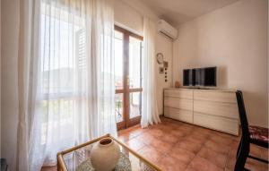 TV a/nebo společenská místnost v ubytování Two-Bedroom Apartment In Vinisce + 9 fotografií
