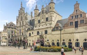 a large building with people walking in front of it at De Lindenhoeve in Sint-Katelijne-Waver
