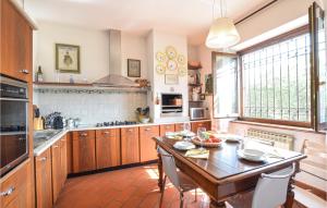 une grande cuisine avec une table et des chaises en bois dans l'établissement Nice Apartment In Rogno With Wifi, à Rogno