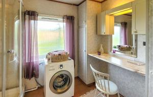 lavadero con lavadora y ventana en Gorgeous Home In Reksteren With Kitchen, 