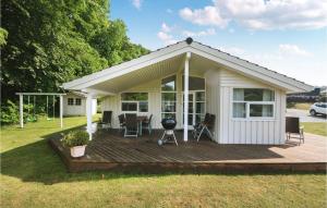 une maison avec une terrasse et un barbecue dans l'établissement 3 Bedroom Amazing Home In Aabenraa, à Loddenhøj