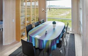 une table avec un tissu de table coloré dans une pièce dans l'établissement Beautiful Home In Broager With Wifi, à Broager
