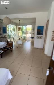 uma sala de estar com um grande piso de azulejo branco em Riverland beach villa em Protaras