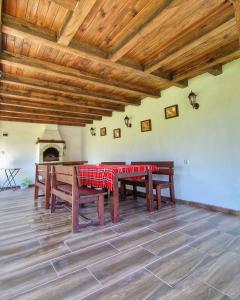 uma sala de jantar com uma mesa e uma lareira em Старият Дюкянь em Elena