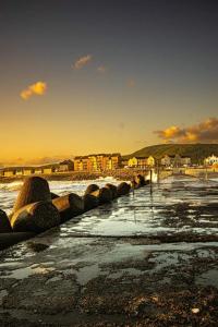 einen Strand mit einer Reihe von Barrieren im Wasser in der Unterkunft Sea Escape The Tardiis 2 mins from Aberavon Beach Driveway parking in Port Talbot