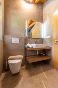 een badkamer met een toilet en een wastafel bij Alpengruss in San Candido