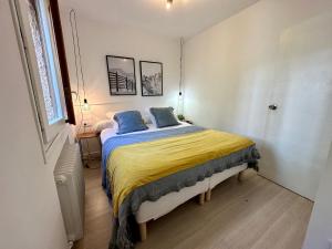 A bed or beds in a room at Apartamento Socotor, céntrico, vistas , garaje y Wifi