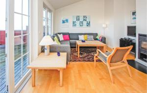 - un salon avec un canapé et une table dans l'établissement Amazing Home In Aabenraa With Kitchen, à Danland Løjt