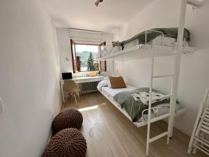 a bedroom with two bunk beds and a desk at APARTAMENTO súper céntrico, con vistas a pistas y Wifi in Formigal
