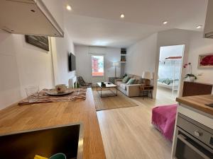 uma sala de estar com um sofá e uma mesa em APARTAMENTO súper céntrico, con vistas a pistas y Wifi em Formigal