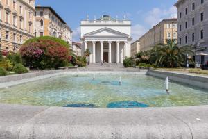 Bazén v ubytování Elegante rifugio D'Annunzio con parcheggio a Trieste nebo v jeho okolí
