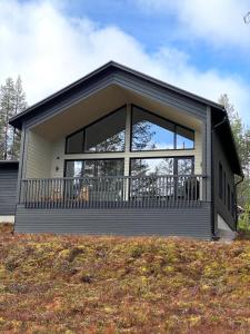 uma casa com uma grande janela do lado em Villa Iiris - New Holiday Home em Äkäslompolo