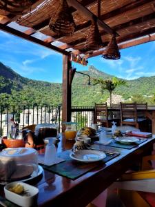 里約熱內盧的住宿－Nid aigle 3 Suites，一张桌子,上面放着食物,享有山景