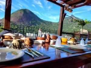 een tafel met uitzicht op een berg bij Nid aigle 3 Suites in Rio de Janeiro