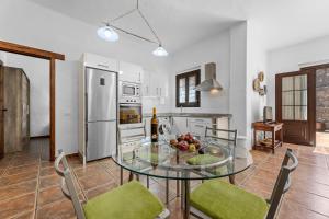 a kitchen with a glass table with a bowl of fruit at Apartamento rural Los Roferos in Guatiza