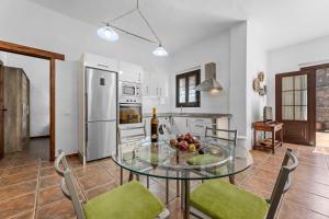 A kitchen or kitchenette at Apartamento rural Los Roferos