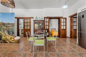 A seating area at Apartamento rural Los Roferos Még 8 kép