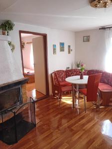 sala de estar con chimenea, mesa y sillas en Rekreační chata Kocába, en Štěchovice