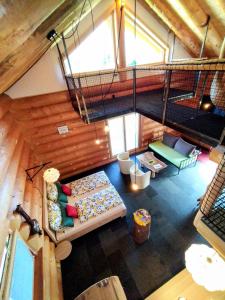 una vista aérea de una sala de estar en una cabaña de madera en Chalet Helen Deluxe Zimmer, en Bad Goisern