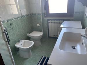 uma casa de banho com um WC e um lavatório em Appartamento Scarlett em Villafontana
