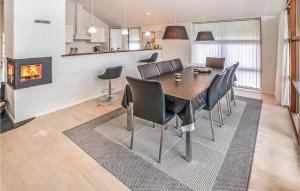 une salle à manger avec une table, des chaises et une cheminée dans l'établissement Marina Minde, à Egernsund