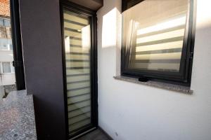 une porte menant à une chambre avec une fenêtre dans l'établissement AStar Apartments - LARGE, à Rădăuţi
