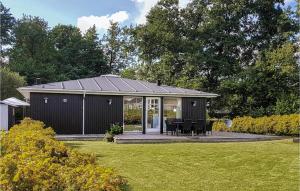LoddenhøjにあるAmazing Home In Aabenraa With Saunaの庭の黒小屋