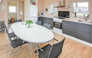 kuchnia z białym stołem i krzesłami w obiekcie Amazing Home In Haderslev With 3 Bedrooms And Wifi w mieście Flovt