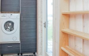 pralnia z pralką i suszarką obok drzwi w obiekcie Amazing Home In Haderslev With 3 Bedrooms And Wifi w mieście Flovt