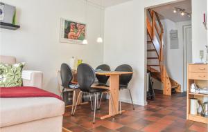 萊姆維的住宿－Cozy Apartment In Lemvig With Kitchen，客厅配有桌椅