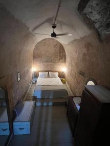1 Schlafzimmer mit 2 Betten und einer Decke in der Unterkunft Latmos 1860 in Skala