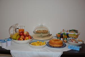 una mesa cubierta con tazones de frutas y otros alimentos en Corte Monfardina, en Adria