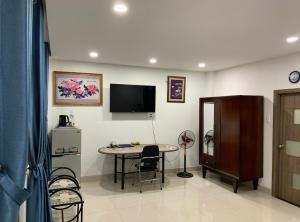 TV i/ili multimedijalni sistem u objektu Tutaco Double Room with airy & spacious balcony