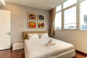 Un dormitorio con una cama con un animal de peluche encima. en The Rixx BENTHANHTOWER, en Ho Chi Minh 93 fotos más