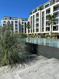 duży budynek apartamentowy z dużym basenem w obiekcie Romantic Holiday Studio w miejscowości Sweti Konstantin i Sweta Elena