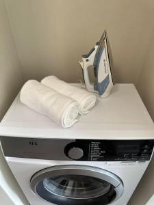 uma máquina de lavar roupa com toalhas em cima em Romantic Holiday Studio em Saints Constantine and Helena