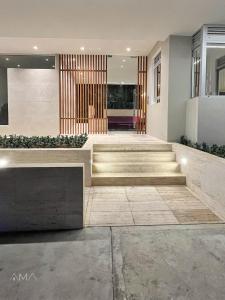 a lobby of a building with stairs and a building at Acogedor apartamento céntrico in Santo Domingo