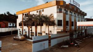 a building with a car parked in front of it at Pousada Cardoso in Ipiaú