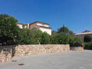 聖艾格夫的住宿－Le Méditerranéo，建筑前的石墙