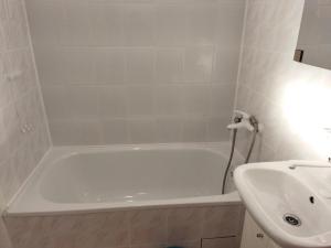 y baño con bañera y lavamanos. en Apartament/mieszkanie-Wałbrzych Piaskowa Góra, en Wałbrzych