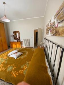 ein Schlafzimmer mit einem Bett mit einer Decke darauf in der Unterkunft Arcobalenotoscano Convivio in Pescia