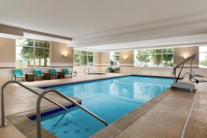 una piscina en un hotel con agua azul y sillas en Residence Inn Chattanooga Near Hamilton Place en Chattanooga