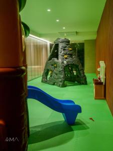 una stanza con parco giochi con scivolo di Acogedor apartamento céntrico a Santo Domingo